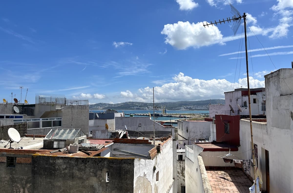 Vue sur le port de Tanger depuis la médina